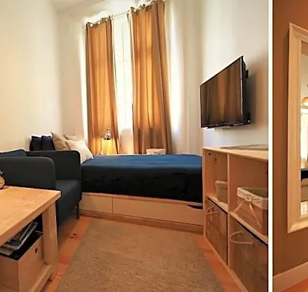 Hostel We F Tourists