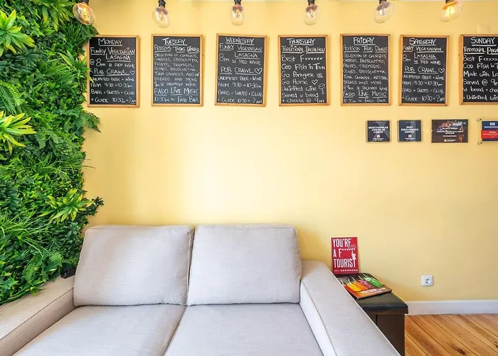 We F Tourists אכסניה