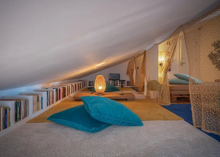 We F Tourists אכסניה *