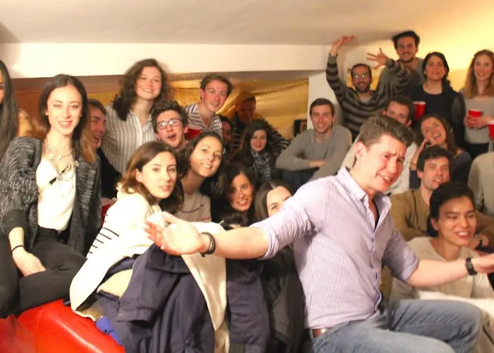 We F Tourists אכסניה