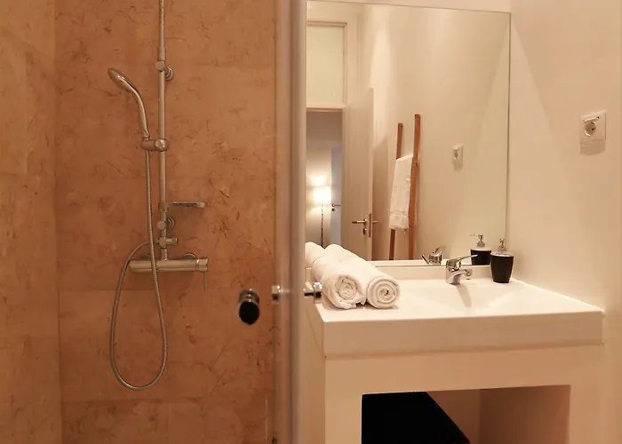 We F Tourists * ליסבון