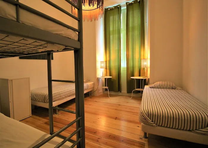 We F Tourists * ליסבון