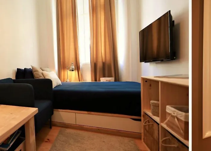 We F Tourists אכסניה