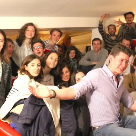 We F Tourists Albergue